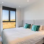Apartment Modern 3 Bedroom With Sea Views *