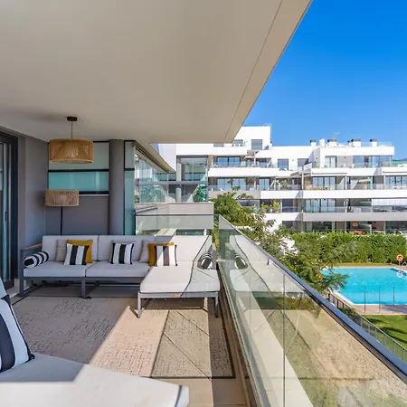 Modern 3 Bedroom With Sea Views *