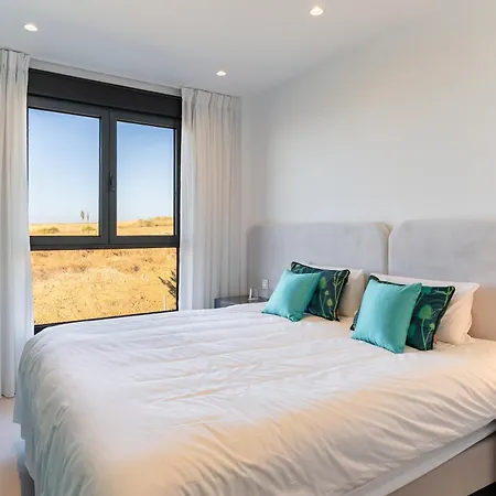 Apartment Modern 3 Bedroom With Sea Views *